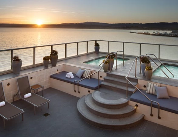 montereyplaza-homepage-whyyoullloveus-spectacularrooftopspa-654bbee074226-586x452