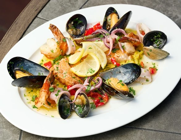 montereyplazahotel-reasons-to-stay-fresh-sustainable-seafood-6984e50588610-586x452